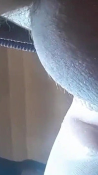Tweede visioen van een met capuchon bedekte MILF in nylon, geblinddoekt met tape, gezichtsbehandeling en met sperma in haar mond