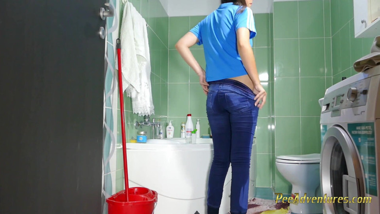 Pee Adventures: Kosongkan batang kencing saya dalam seluar jeans saya semasa memasak