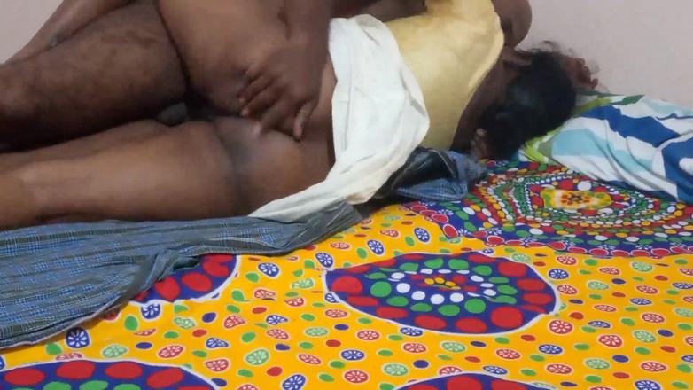 Desi palace: Šťastný manžel šuká sestru své ženy