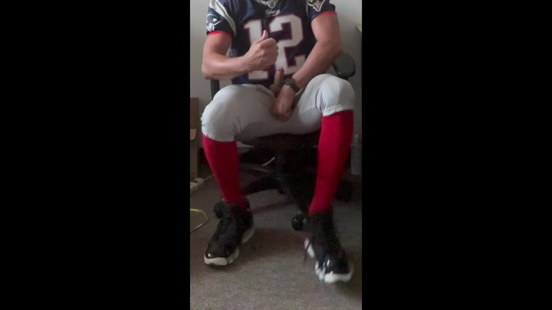 JockDad87: Jockdad87 melancap dan merakam pancutan mani dalam pakaian seragam bola...