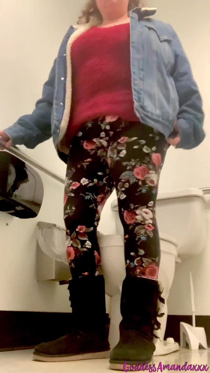Goddess Amanda: BBW, Dicker Hintern in Öffentlichen Badezimmern