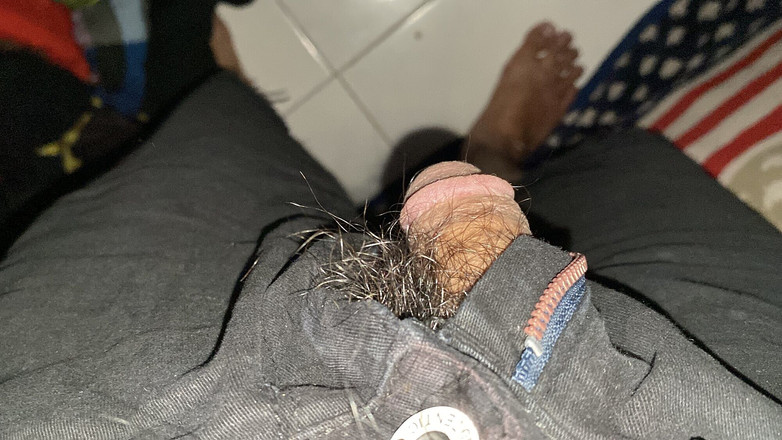 Jackson World: Возбужденного паренька застукали за мастурбацией в одиночестве в его комнате в любительском видео