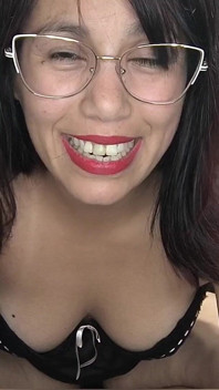 Fumamo insieme mentre ti mostruo le mie tette piccole