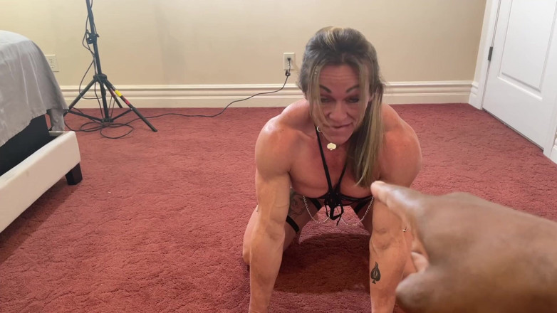 Simone Steele: Lecca i piedi con schiavo bbc
