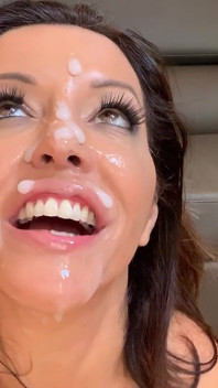 Bukkake orta yaşlı seksi kadın dölle kaplı