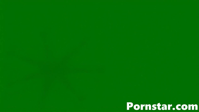 Pornstars: Awek dengan buah dada kecil Carol menghisap dan menerima dua...