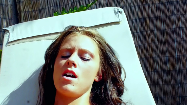 Lesbian Love Movies: Nackt Auf Dem Heißen Poolsteg - Schlanke Brünette Lecken Und Fingern...