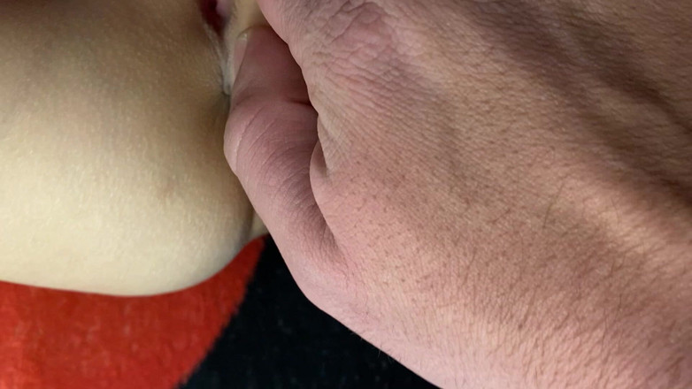 Blondasexy00: Stiefbruder hilft mir beim orgasmus, indem er meine enge muschi...