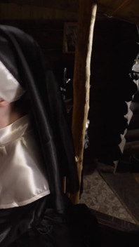 Die nonne kriegt den penis des Priesters tief in den hals
