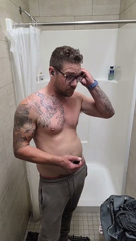 Accarezzo il mio cazzo e gioco con il mio culo nelle docce thegym
