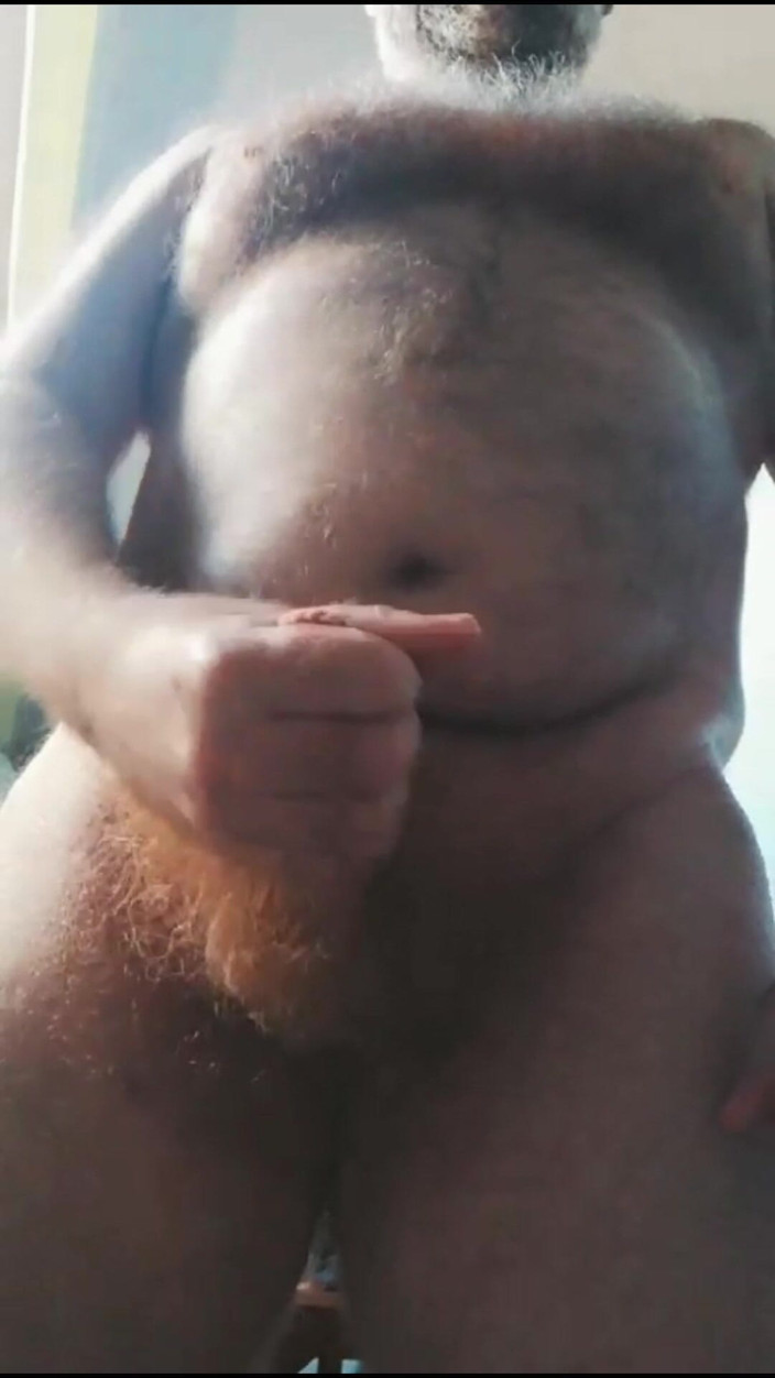 The UK Hairy Bear: Tată vitreg britanic păros, urs care se masturbează cu ejaculare