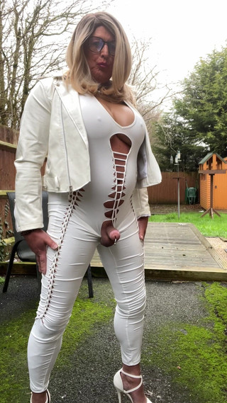 Kellycd2022: Amateur crossdresser Kellycd2022 sexy milf masturbándose al aire libre en...