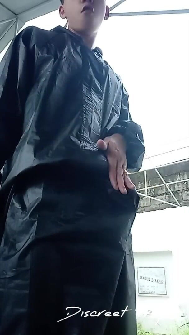 Troye_AsianPinoy: Masturbasi pinoy di pemakaman di luar ruangan - aku hampir kepergok...