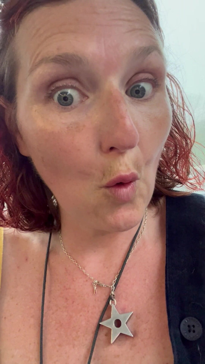 MistressWriggler: バスの中でコマンドーになってオナニーをしていて、指がロックされてオーガズムに達しているとき