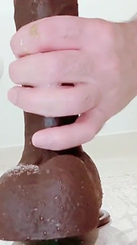 Twink desfrutando de vibrador preto de 11 polegadas