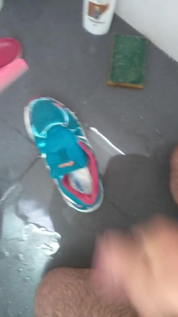 Sneakerfetish_BR: Zapatillas follan culos en el baño