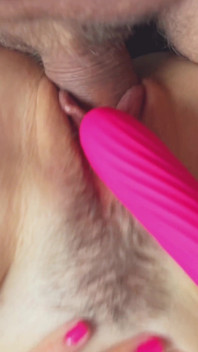 Baby liebt viel vergnügen gleichzeitig, sie wichst ihren kitzler mit einem Vibrator, während ich sie ficke.