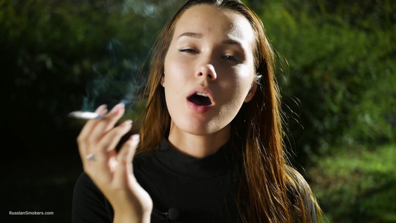 Russian Smokers: 야외에서 담배를 피우는 매혹적인 러시아 미녀