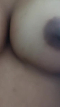 Brunetă spectaculoasă dependentă de sex care mă suge și își eliberează păsărica umedă