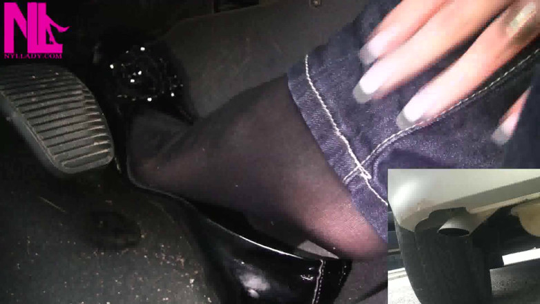 Nyllady: met uitlaatshot in zwarte ballerina's
