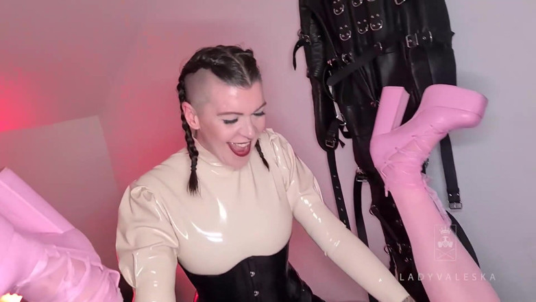Lady Valeska: Une tapette en culotte se fait bâillonner