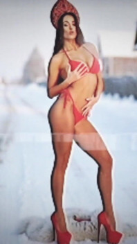 Undrar sexig MILf promenader utomhus