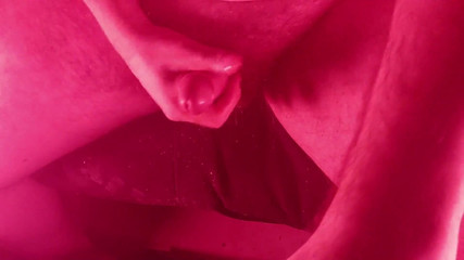 Au79: Masturbuje s výhledem nad hlavu s pěknými červenými světly