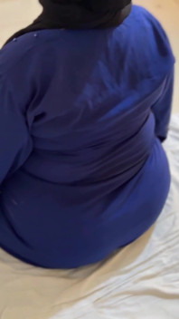 Hijab musulmano arabo culo grosso e tette enormi la cameriera si eccita e si spoglia del suo burqa & hijab & scopando un sex toy