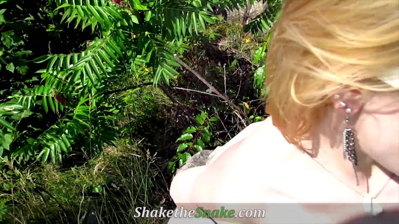 Shake The Snake: Skaka ormen - handjob ute i solen