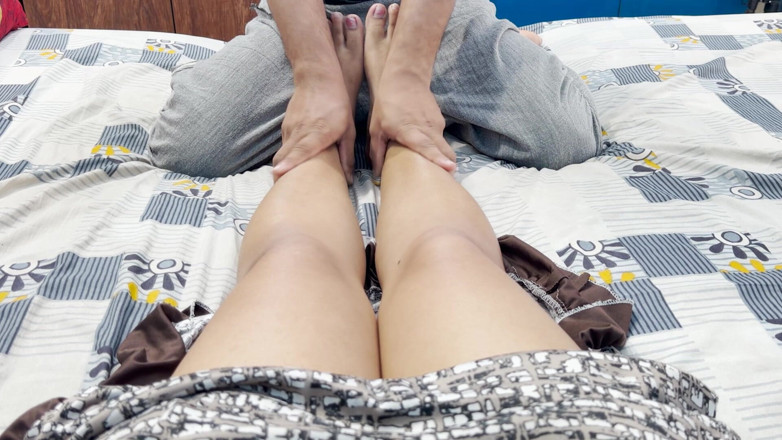 Vaishnavysharunraj: Mallu Couple Feet Romance Husband Massage and Lick on Wife...