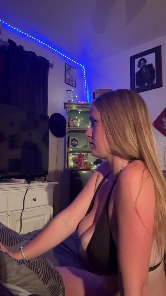 April Sparx: April Sparx использует Lovense, пытается не вызывать суету
