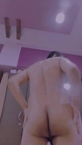 Cute & Nude Crossdresser: Ragazzo effeminato sexy nudo mostra il suo sexy corpo nudo.