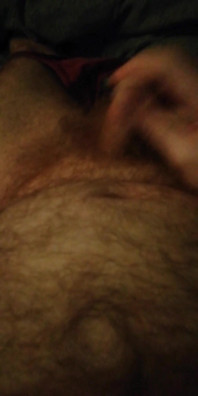 Branlette énorme sur mon ventre poilu de gingembre et ma touffe