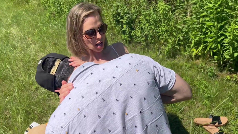 Serenity Cox: Manžel sleduje, jak manželka v šatech šuká a dostává creampie od svého...