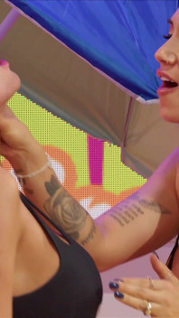 Mamă sexy blondă futând o brunetă țâțoasă cu vibratorul legat
