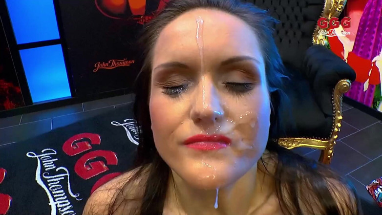 GGG John Thompson Studio: Ggg - Nadržená brunetka děvka má nadržený trojka a sání kohouty...