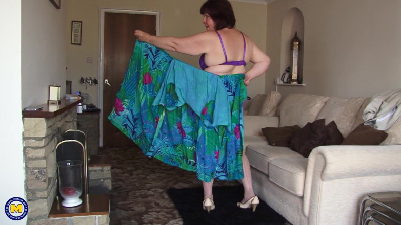 Mature Solo NL: Naughty GILF is rubbing and toying her snatch