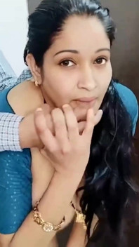 बड़े स्तन वाली भाभी अपने कर्ज के लिए मकान मालिक के साथ सेक्स करती है