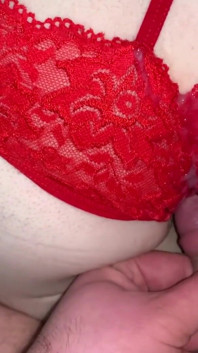 Su novio se masturba y se corre en el lindo pequeño culo y las bragas sexy de su novia