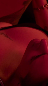 Agatha ชอบดูดนิ้วเท้ายาวของ Rafa ขณะนั่งบนหน้า