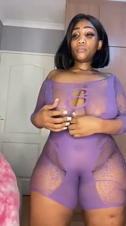 Legendary Booty Overdose: Femeie mare și țâțoasă cu stripteasing și joc cu