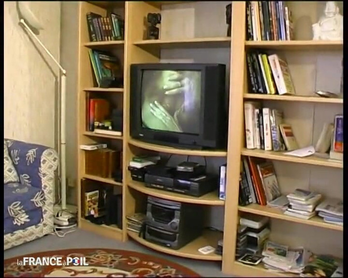 French Gonzo: Uma Blackette bem preparada oferece sua buceta para um velho...