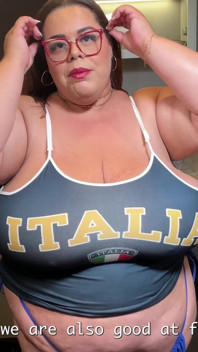 Grandi tette grande pancia mascotte della squadra si scopa la figa