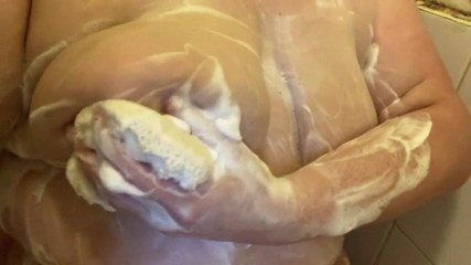 Real homemade BBW BBC porn: Awek montel bermain dengan tetek bersabun