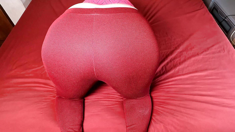 Bouncy Tits Action: 침대에서 후장 채찍질과 스팽킹