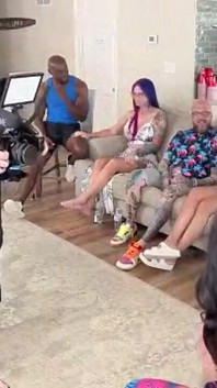 Casais que gozam juntos, ficam juntos em um show de orgia ao vivo