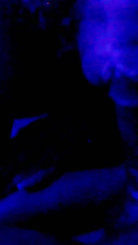 Şanslı kız Kween Bunny B - neon ışıklarında büyük zenci yarağıyla sert sikişiyor