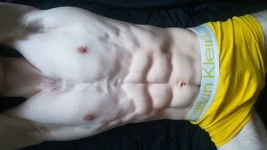 हॉट जॉक मांसपेशियों को ठोंक रहा है और खुद को खुश कर रहा है