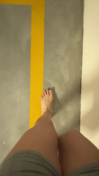到处赤脚走路