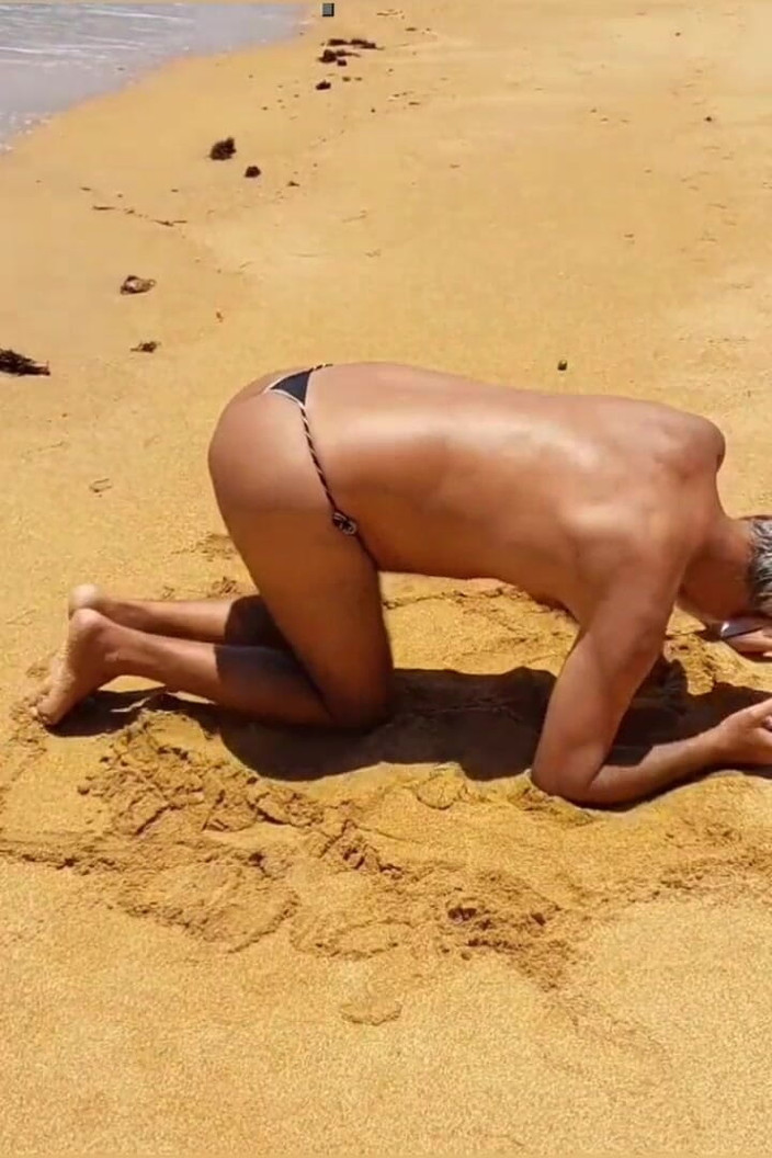 Ladysilvas: Ladysilva变装者在海滩上的热屁股